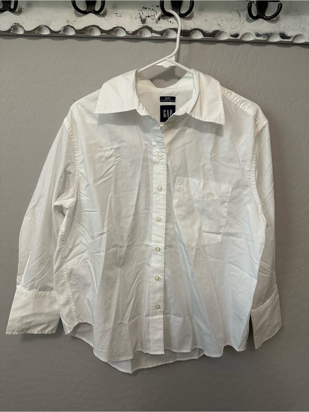 GAP Women’s Classic White Button-Down Shirt
